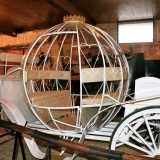 Spicca tra tutte una fiabesca carrozza bianca pronta per portare Cenerentola al ballo. Con la sua inconfondibile forma a sfera, � sormontata da una brillante coroncina dorata e impreziosita da eleganti sedili color crema perfettamente visibili dall'esterno, visto che l'involucro della cassa � trasparente